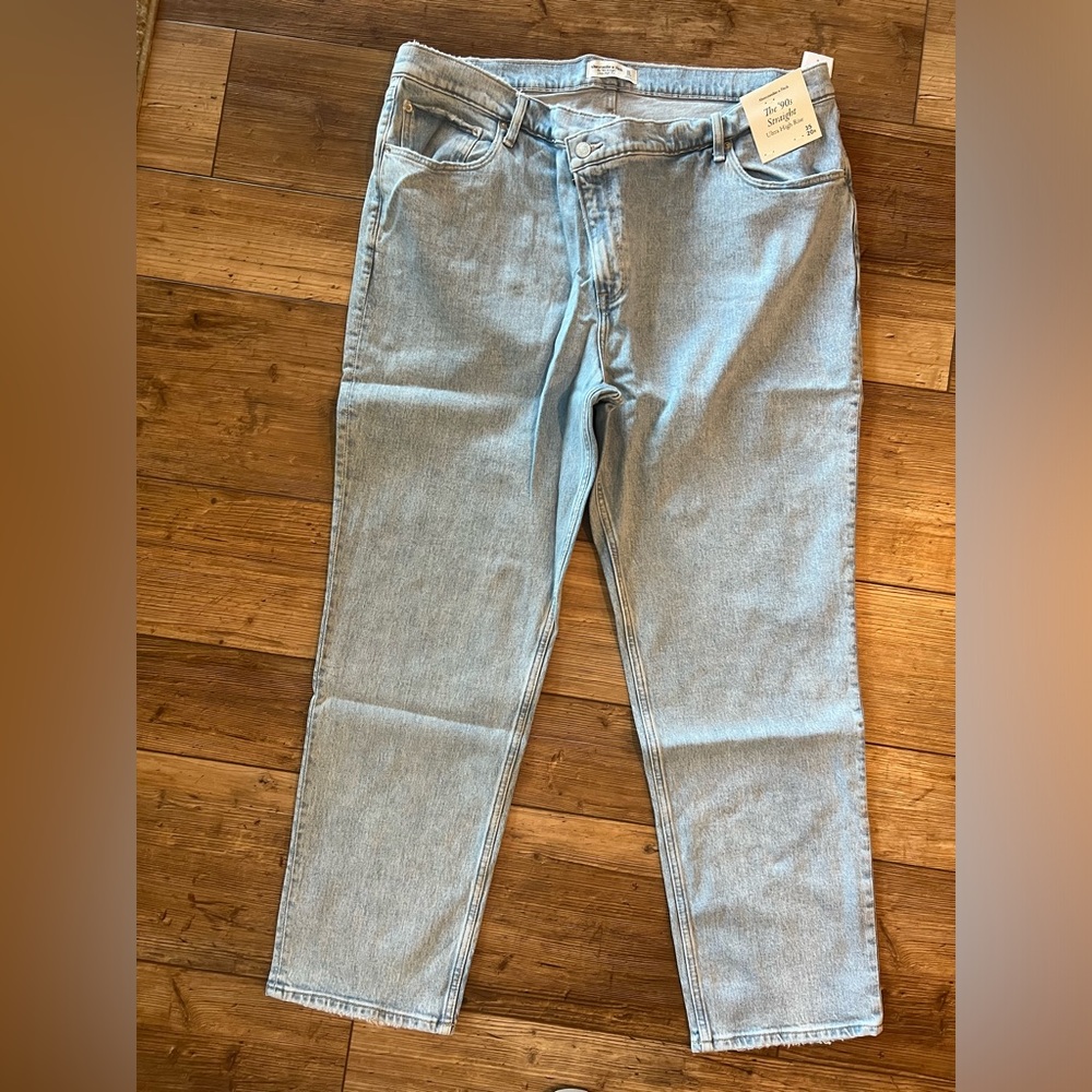 Abercrombie High Rise 90s Straight - 35R